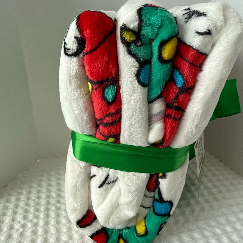 Peanuts White, Red & Green Holiday Throw Blanket